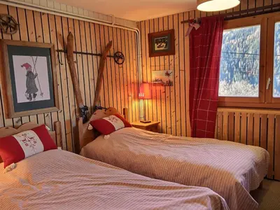 Plan de l'établissement Chalet pour 10 pers, 5 pièces, parking, calme à la montagne - FR-1-411-683