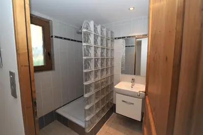 Salle de bains dans l'établissement Les Chalets du Bouquetin - Ecureuil