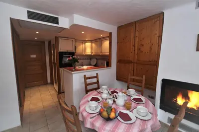 Cuisine ou kitchenette dans l'établissement Les Chalets du Bouquetin - Ecureuil