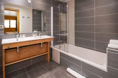 Salle de bains dans l'établissement Madame Vacances Chalet Acajuma