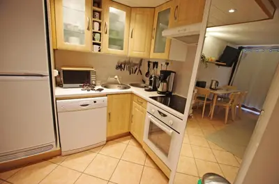 Cuisine ou kitchenette dans l'établissement Résidence Palafour - Studio 4 rénové, confort moderne - balcon vue lac MAE-8175