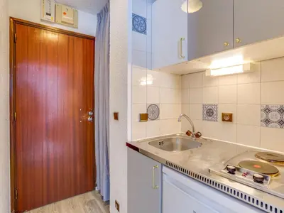 Cuisine ou kitchenette dans l'établissement Studio Les Tommeuses-35 by Interhome