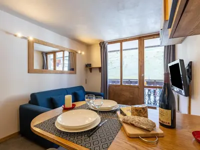 Télévision ou salle de divertissement dans l'établissement Studio Rond Point des Pistes - Val Claret-13 by Interhome