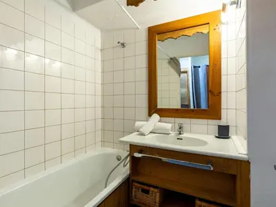 Salle de bains dans l'établissement Studio Rond Point des Pistes - Val Claret-13 by Interhome
