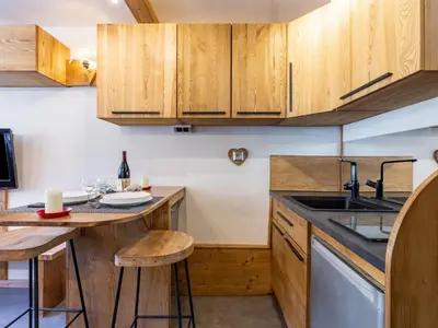 Cuisine ou kitchenette dans l'établissement Studio Rond Point des Pistes - Val Claret-13 by Interhome