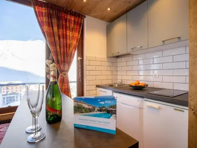 Cuisine ou kitchenette dans l'établissement Apartment Le Prariond - Val Claret-12 by Interhome