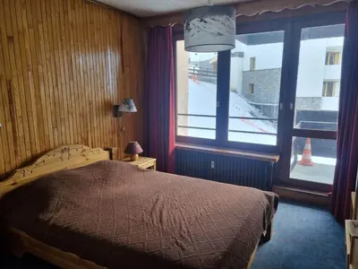 Un ou plusieurs lits dans un hébergement de l'établissement Charmant 2 pièces sud avec balcon, Tignes Val-Claret, proche pistes - FR-1-449-28