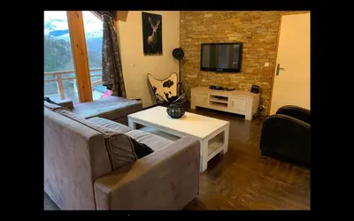 Télévision ou salle de divertissement dans l'établissement Mont Blanc