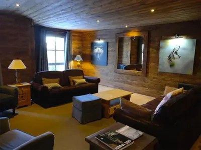 Coin salon dans l'établissement Arc 1950 - Charmant appartement 2-4 personnes dans résidence hôtelière
