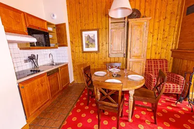 Cuisine ou kitchenette dans l'établissement Arc 1950 - Charmant appartement 2-4 personnes dans résidence hôtelière