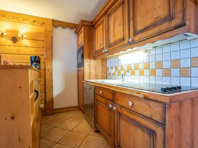 Cuisine ou kitchenette dans l'établissement Apartment Ecrin des Neiges - Val Claret-1 by Interhome