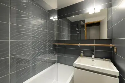 Salle de bains dans l'établissement Résidence Callisto - Appartement rénové · Accès direct aux pistes · Vue pistes MAE-3768
