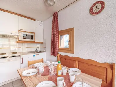 Cuisine ou kitchenette dans l'établissement Apartment Home Club - Lavachet-7 by Interhome