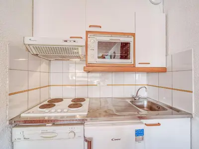 Cuisine ou kitchenette dans l'établissement Apartment Home Club - Lavachet-7 by Interhome