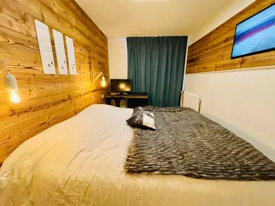 Un ou plusieurs lits dans un hébergement de l'établissement Moderne 3 pièces calme pour 4-5 personnes avec wifi à Tignes - FR-1-641-84