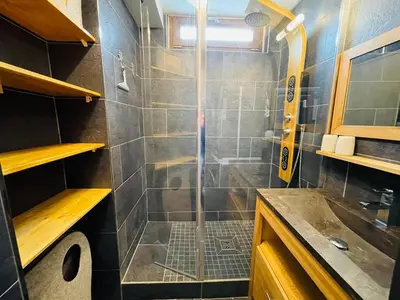 Salle de bains dans l'établissement Moderne 3 pièces calme pour 4-5 personnes avec wifi à Tignes - FR-1-641-84