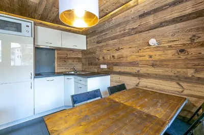 Cuisine ou kitchenette dans l'établissement Magnifique petit studio 2-3 personnes dans l'Hyper Centre skis aux pieds vue front de neige