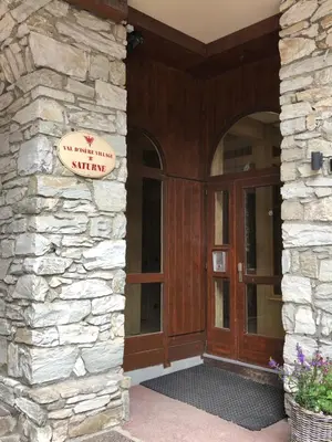 Façade ou entrée de l'établissement Magnifique petit studio 2-3 personnes dans l'Hyper Centre skis aux pieds vue front de neige