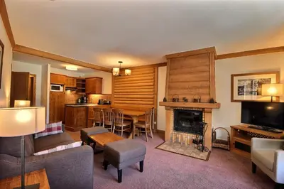 Télévision ou salle de divertissement dans l'établissement Auberge jérôme 614 - Arc 1950 - Duplex prestige 4 rooms 3 bedrooms for 6-8 people 5-star residence Auberge Jérôme - village heart