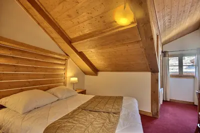 Un ou plusieurs lits dans un hébergement de l'établissement Auberge jérôme 614 - Arc 1950 - Duplex prestige 4 rooms 3 bedrooms for 6-8 people 5-star residence Auberge Jérôme - village heart