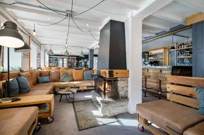 Coin salon dans l'établissement CHALET AUBERGE - Les Mélèzes