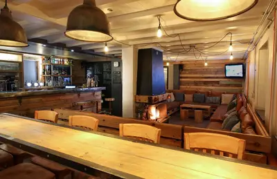 Coin salon dans l'établissement CHALET AUBERGE - Les Mélèzes