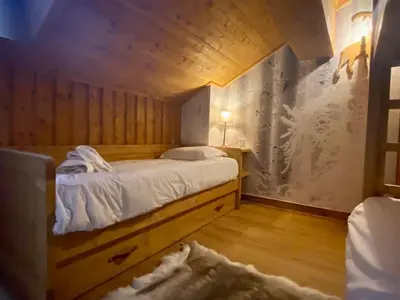Un ou plusieurs lits dans un hébergement de l'établissement Chalet Mont Blanc - Arc 1950 - Ski-in Ski-out, 2 bed duplex, sleeps 8