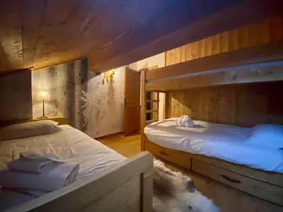 Un ou plusieurs lits dans un hébergement de l'établissement Chalet Mont Blanc - Arc 1950 - Ski-in Ski-out, 2 bed duplex, sleeps 8