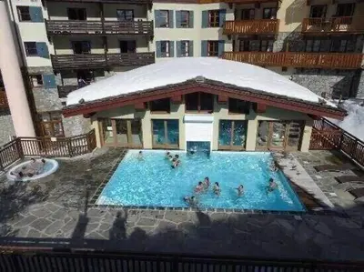 Piscine de l'établissement Chalet Mont Blanc - Arc 1950 - Ski-in Ski-out, 2 bed duplex, sleeps 8 ou située à proximité