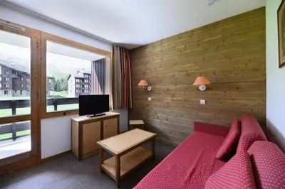 Télévision ou salle de divertissement dans l'établissement Résidence Agate - Agréable studio divisible · Accès direct aux pistes · Vue pistes · Casier à skis MAE-8294