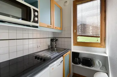 Cuisine ou kitchenette dans l'établissement Résidence Agate - Agréable studio divisible · Accès direct aux pistes · Vue pistes · Casier à skis MAE-8294