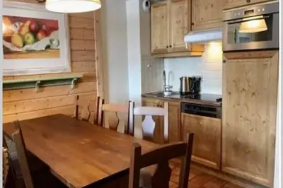 Cuisine ou kitchenette dans l'établissement ARC 1950 - Hameau du Glacier appartement duplex 8 pers