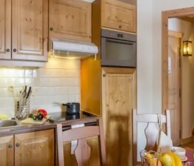 Cuisine ou kitchenette dans l'établissement ARC 1950 - Hameau du Glacier appartement duplex 8 pers