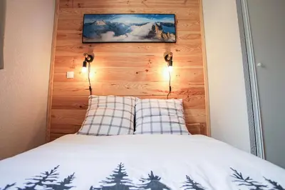 Un ou plusieurs lits dans un hébergement de l'établissement L'Alpin- Appartement 2ch au pied des pistes- tarif lits faits et linge de toilette compris