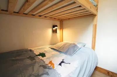 Un ou plusieurs lits dans un hébergement de l'établissement L'Alpin- Appartement 2ch au pied des pistes- tarif lits faits et linge de toilette compris
