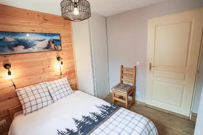 Un ou plusieurs lits dans un hébergement de l'établissement L'Alpin- Appartement 2ch au pied des pistes- tarif lits faits et linge de toilette compris