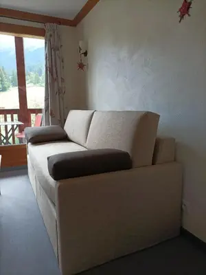 Coin salon dans l'établissement Résidence Les Alpages 4 étoiles - Appartement 4 personnes - Piscine, Hammam, Sauna, Jacuzzi - ValCenis 73480