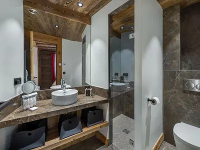 Salle de bains dans l'établissement Appartement élégant avec jacuzzi à Val-d'Isère - 4 chambres en suite, proche piste de Bellevarde - FR-1-567-87