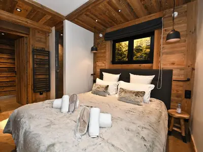 Un ou plusieurs lits dans un hébergement de l'établissement Appartement élégant avec jacuzzi à Val-d'Isère - 4 chambres en suite, proche piste de Bellevarde - FR-1-567-87