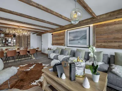 Coin salon dans l'établissement Appartement élégant avec jacuzzi à Val-d'Isère - 4 chambres en suite, proche piste de Bellevarde - FR-1-567-87