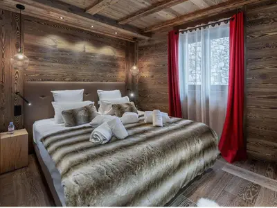 Un ou plusieurs lits dans un hébergement de l'établissement Appartement élégant avec jacuzzi à Val-d'Isère - 4 chambres en suite, proche piste de Bellevarde - FR-1-567-87