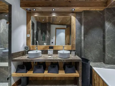 Salle de bains dans l'établissement Appartement élégant avec jacuzzi à Val-d'Isère - 4 chambres en suite, proche piste de Bellevarde - FR-1-567-87