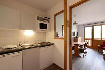 Cuisine ou kitchenette dans l'établissement Résidence Carene - Appartement chaleureux · Proche des pistes · Balcon MAE-2484