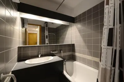 Salle de bains dans l'établissement Résidence Carene - Appartement chaleureux · Proche des pistes · Balcon MAE-2484
