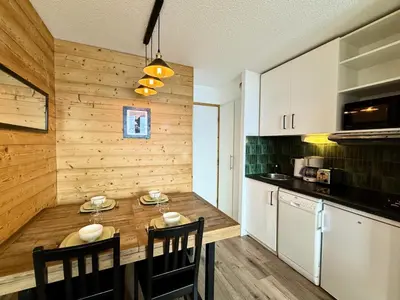 Cuisine ou kitchenette dans l'établissement Résidence Themis - Chaleureux appartement rénové · Accès direct aux pistes · Vue pistes MAE-3344