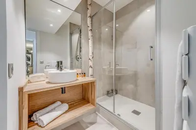 Salle de bains dans l'établissement Résidence Armaillis - Appartement rénové, vue lac MAE-6349