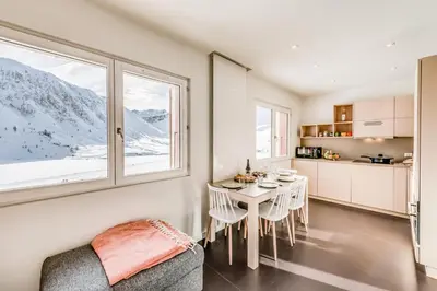 Cuisine ou kitchenette dans l'établissement Résidence Armaillis - Appartement rénové, vue lac MAE-6349