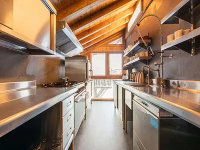 Cuisine ou kitchenette dans l'établissement Alpine Chalet with Spa and pets
