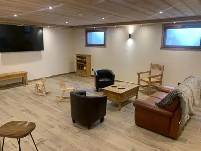 Télévision ou salle de divertissement dans l'établissement Alpine Chalet with Spa and pets
