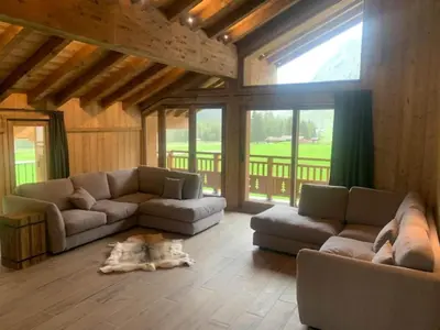 Coin salon dans l'établissement Alpine Chalet with Spa and pets